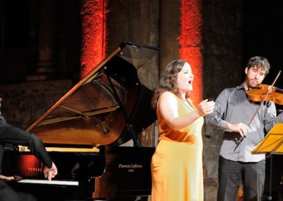la soprano Marie SOubestre lors de la soiree d'ouverture à Nant le 4 aout avec David Vainsot et Romain Louveau